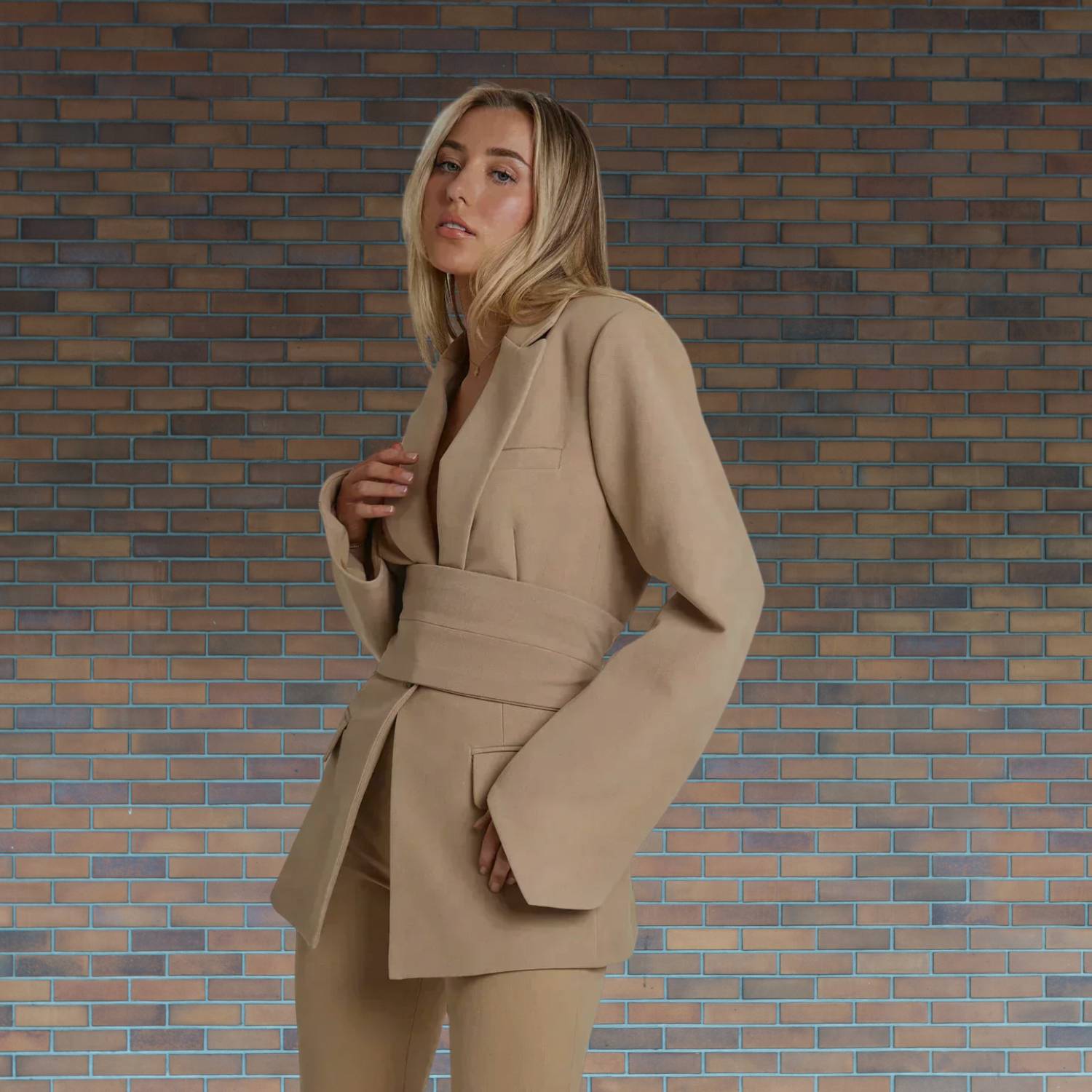 Kvinnors Blazer med Bälte och Vida Ärmar