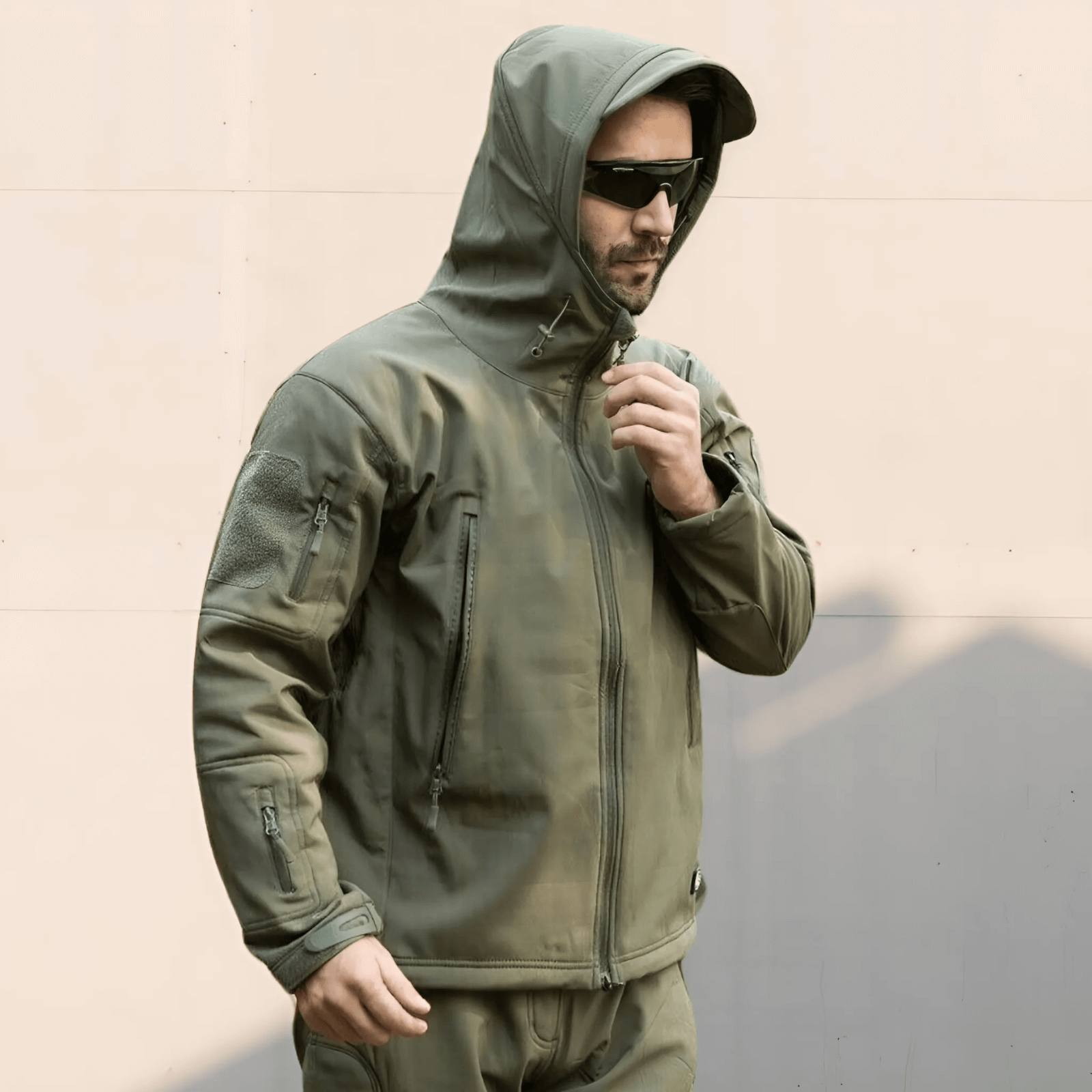 Herrarnas taktiska softshell-jacka med flera fickor med dragkedja och huva