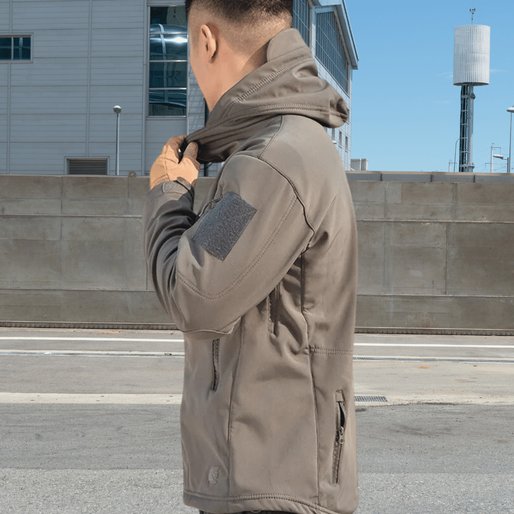Herrarnas taktiska softshell-jacka med flera fickor med dragkedja och huva